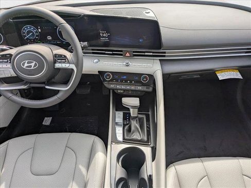 New 2025 Hyundai Elantra Limited image 18