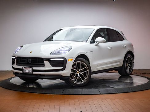 Certified 2025 Porsche Macan image 1