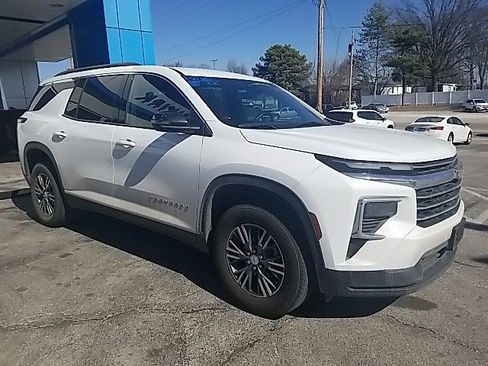 Certified 2025 Chevrolet Traverse LT image 1