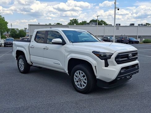 Certified 2024 Toyota Tacoma SR5 AWD/4WD image 3
