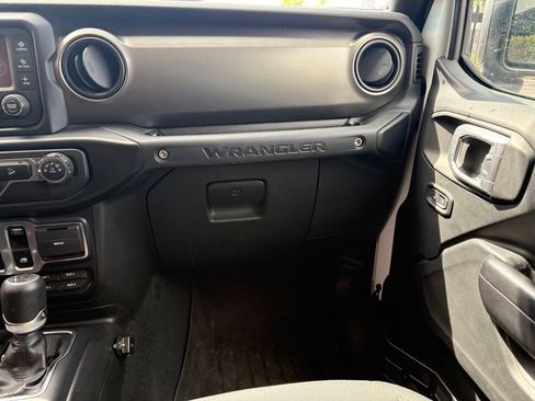 Used 2019 Jeep Wrangler Sport AWD/4WD image 8