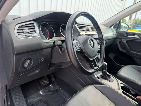 Used 2019 Volkswagen Tiguan SE w/ Panoramic Sunroof Package FWD image 18