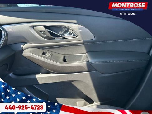 Used 2023 Chevrolet Traverse LT FWD image 12