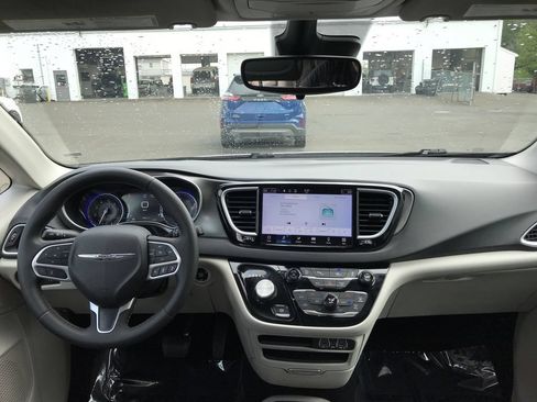 Used 2024 Chrysler Pacifica Touring-L FWD image 18