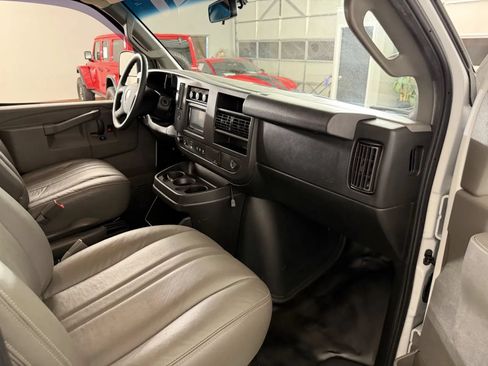 Used 2018 Chevrolet Express 2500 RWD image 27