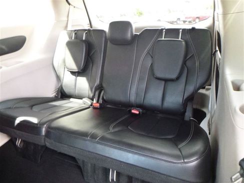 Used 2023 Chrysler Pacifica Touring-L FWD image 7