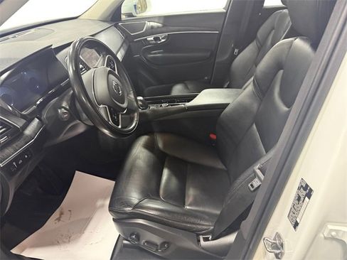 Used 2020 Volvo XC90 T8 Momentum image 9