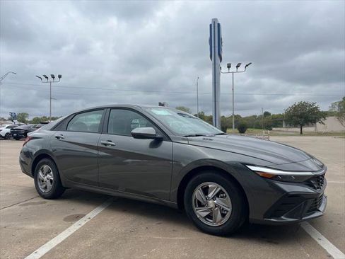 Used 2025 Hyundai Elantra SE image 3