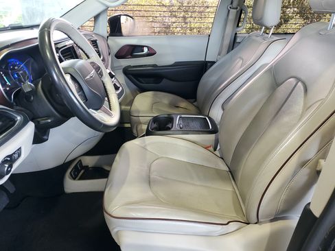 Used 2020 Chrysler Pacifica Limited w/ Advanced Safetytec Group FWD image 18