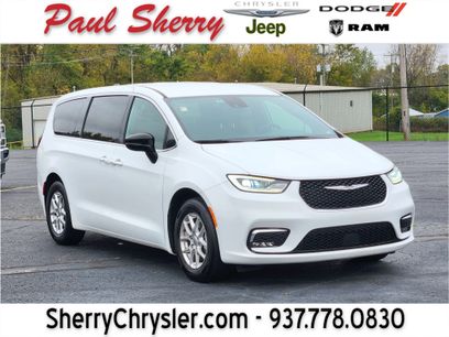 Used 2025 Chrysler Pacifica Select