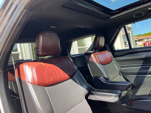 Used 2020 Ford Explorer Platinum w/ Premium Technology Package AWD/4WD image 21
