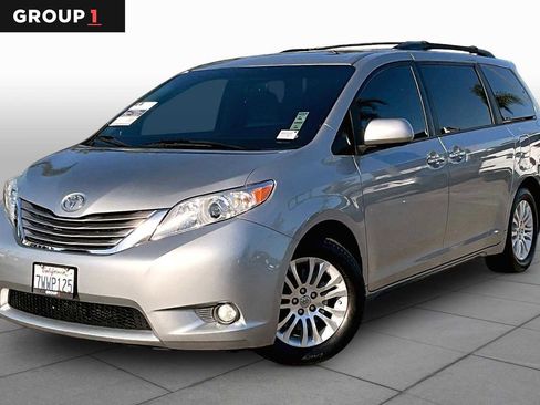 Used 2017 Toyota Sienna XLE FWD image 1