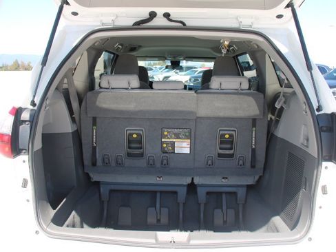 Used 2020 Toyota Sienna L FWD image 13