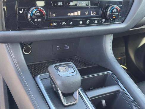 Used 2025 Nissan Pathfinder SV image 24