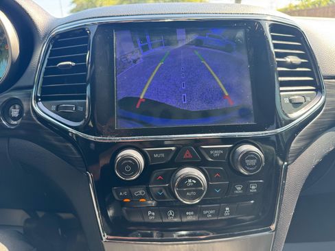 Used 2019 Jeep Grand Cherokee Altitude AWD/4WD image 18