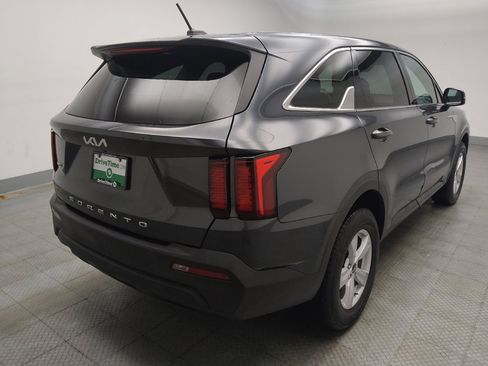 Used 2022 Kia Sorento LX image 9