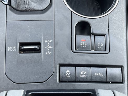 Used 2021 Toyota Highlander XLE image 9