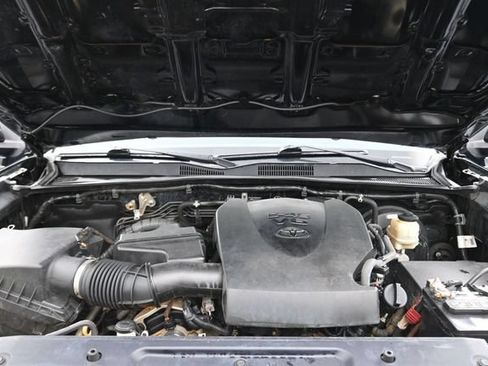 Used 2017 Toyota Tacoma SR5 w/ Tow Package RWD image 20