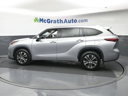 Used 2021 Toyota Highlander XLE AWD/4WD image 29
