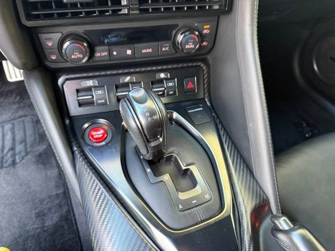 Used 2018 Nissan GT-R Premium image 17