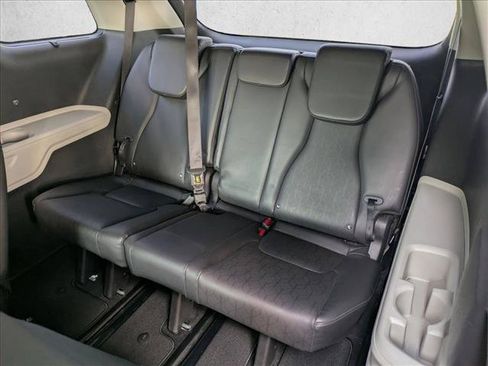 Used 2024 Kia Carnival EX FWD image 18