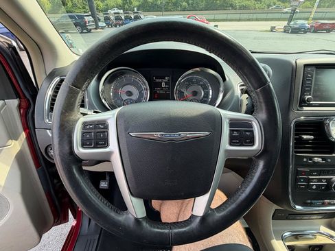 Used 2015 Chrysler Town & Country Touring-L w/ Driver Convenience Group FWD image 19