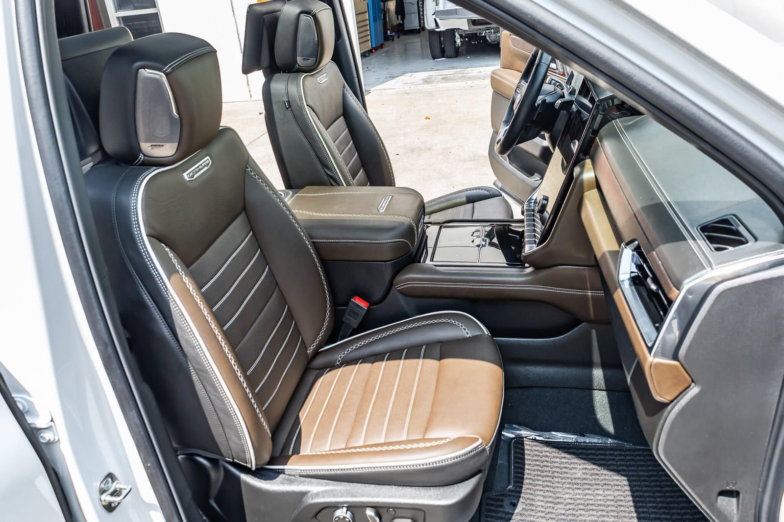 Used 2025 GMC Yukon Denali Ultimate AWD/4WD image 32