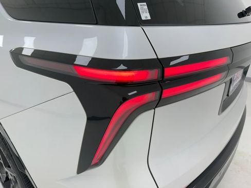 Used 2025 Chevrolet Traverse RS w/ LPO, Floor Liner Package FWD image 37