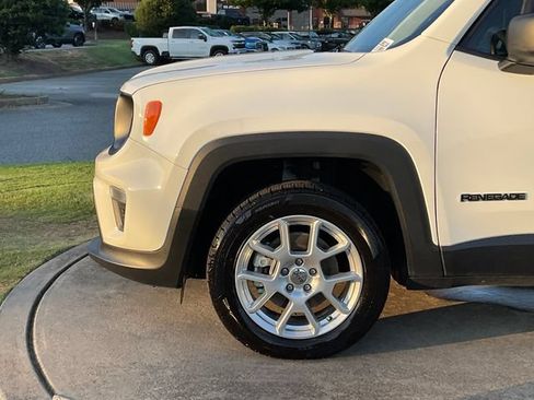 Used 2023 Jeep Renegade Latitude AWD/4WD image 12