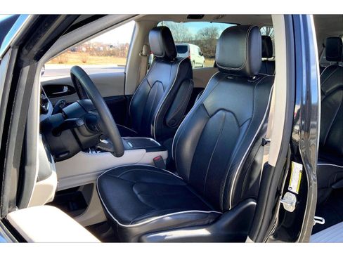 Used 2023 Chrysler Pacifica Limited image 20