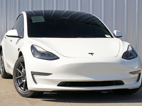 Used 2022 Tesla Model 3 image 2
