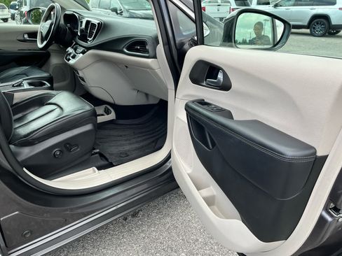 Used 2018 Chrysler Pacifica Limited w/ Tire & Wheel Group FWD image 37