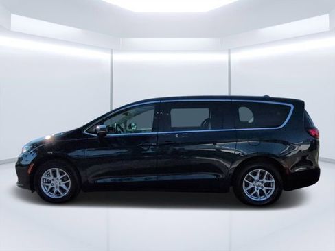 Used 2023 Chrysler Pacifica Touring-L FWD image 6