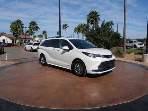 Used 2021 Toyota Sienna XLE image 1
