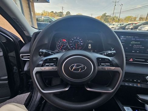 Used 2022 Hyundai Elantra SEL image 15