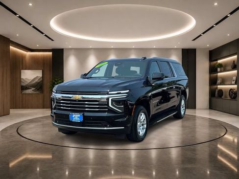 Used 2026 Chevrolet Suburban LT w/ Comfort Package AWD/4WD image 4