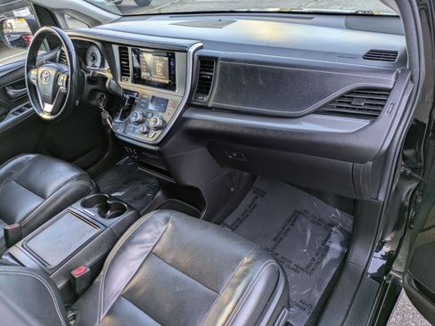 Used 2017 Toyota Sienna SE FWD image 28
