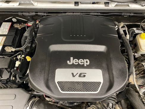Used 2016 Jeep Wrangler Unlimited Rubicon w/ Connectivity Group AWD/4WD image 4