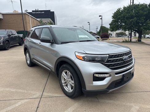 Used 2024 Ford Explorer XLT w/ Equipment Group 202A RWD image 3
