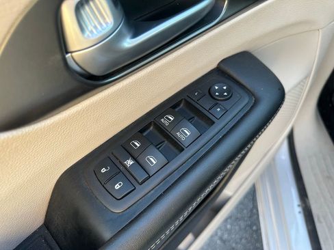 Used 2024 Chrysler Pacifica Touring-L image 29