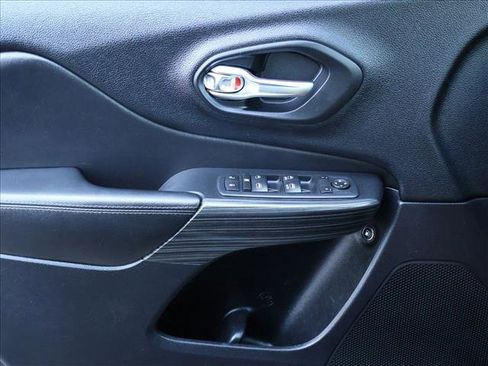 Used 2017 Jeep Cherokee Limited AWD/4WD image 11