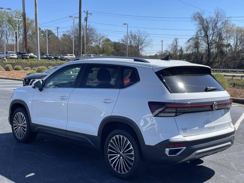 Certified 2025 Volkswagen Taos SE w/ Panoramic Sunroof Package image 5