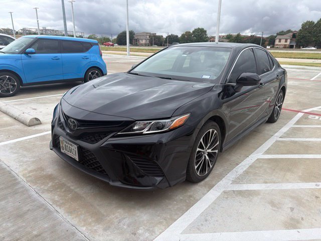 Used 2018 Toyota Camry SE FWD image 2