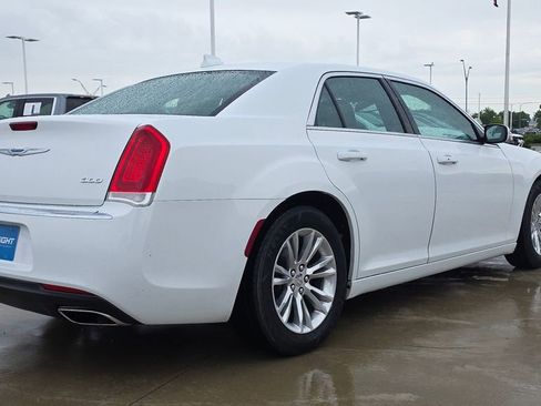 Used 2019 Chrysler 300 Touring w/ Quick Order Package 2EF RWD image 5