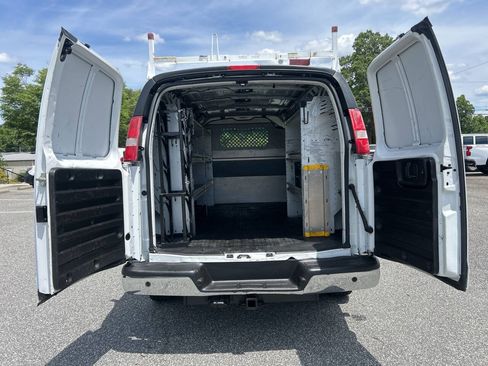Used 2017 Chevrolet Express 2500 RWD image 21