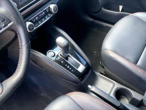 Used 2019 Nissan Kicks SR w/ SR Premium Package FWD image 17