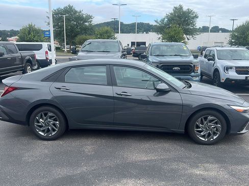 Used 2024 Hyundai Elantra SEL FWD image 3
