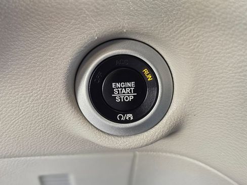 Used 2023 Chrysler Pacifica Touring-L FWD image 36