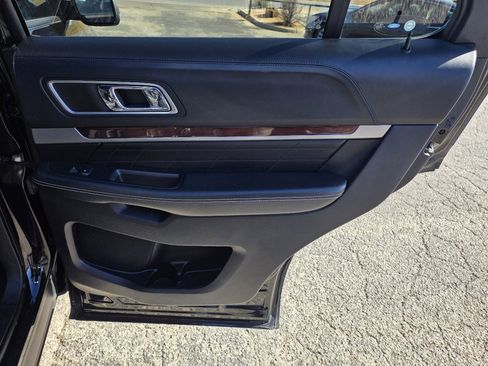 Used 2018 Ford Explorer Platinum image 15