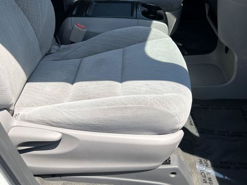 Used 2018 Toyota Sienna LE w/ Carpet Mat Package FWD image 18